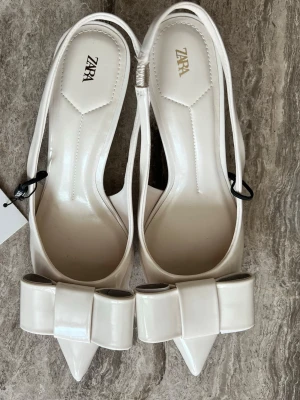 Slingback klackar från Zara - Helt oanvända, i nyskick. Köptes för 499 kr. Prislappen är kvar. Pris kan diskuteras vid snabb affär! 