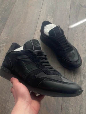 Valentino Rockrunners skor - Säljer ett par riktigt snygga Valentino Rockrunners skor. Skicket är 8/10. Storleken är 43. Priset kommer ligga på 1299kr.
