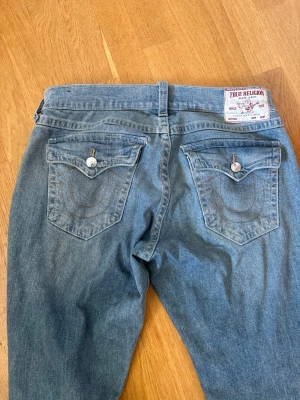 True Religion Jeans Ricky - Ett par true religion Ricky med storlek W30. Hyfsat stor i storleken. Inköpta på Jeansbolaget förra året och ej använda så värst mycket efter det