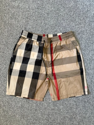 Bberry beige shorts - Size M, true to size. Very comfy and just as new.