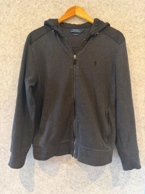 Polo Ralph Lauren tech zip  - Tjena säljer denna tvärfeta koftan från polo Ralph lauren, sällsynt och mycket dyrare i butik. Varit lite använd men har inga hål eller så, skulle säga sitter bäst för dig runt med storlek S. Storlek S, skriv gärna vid intresse!