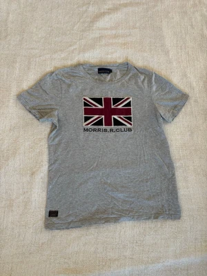 Morris T-shirt  - Perfekta lösningen på sommarens klädes problem. En T-shirt i fint begagnat skick utan några konstigheter och som har mycket kvar att ge. Dessutom med ett pris på en femtedel av nypriset. Tveka inte på att slå till! (Postar inom 24h)