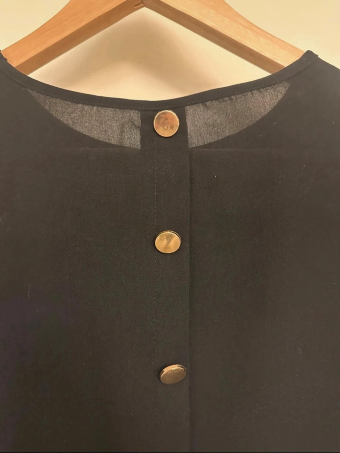 Svart blus med guldknappar - 3
