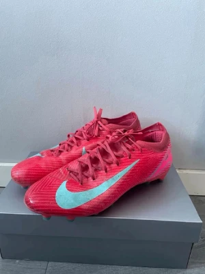 Nike Mercurial fotbollsskor - Snygga och sköna fotbollsskor, använda en säsong och välskötta
