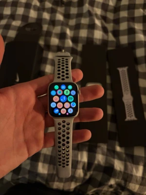 Apple Watch Series 7 Nike Edition 41mm - Apple Watch helt fungerande utan problem, har använts för löpning och vardagen, ordinariepris 4.290kr.  Priset är inte hugget i sten. Finns att hämta i Borås eller fraktas. Laddare inkluderad.