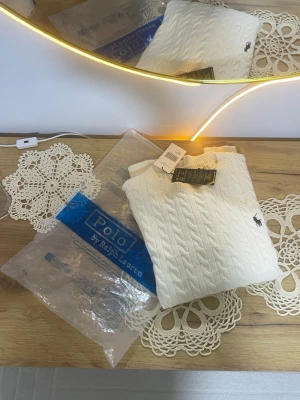 Beige stickad Ralph Lauren tröja - Helt ny beige stickad Ralph Lauren tröja, mjuk och bekväm. Klassisk design med Ralph Laurens ikoniska logga.   Skick [10/10] Storlek [M] Säljes för [599]  Hör av dig om du vill ha fler bilder eller info!🥂