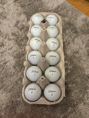 12 vita Titleist golfbollar tour soft a-b klass - Säljer 12 stycken vita golfbollar från Titleist, flera med märkning som Pro V1 och Tour Soft. Bollarna har klassisk rund form och är tillverkade i slitstarkt material. Perfekt för dig som vill fylla på golfbagen inför säsongen.