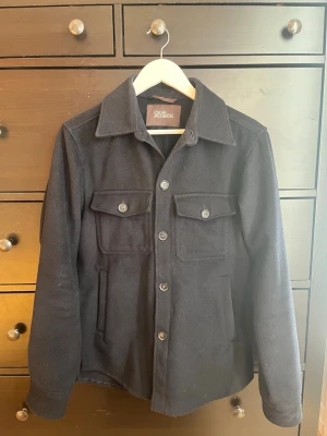 Oscar Jacobson overshirt  - Hej säljer nu denna sjukt snygga overshirt från Oscar Jacobson i modellen Maverick som är ull. Storlek S. Jättefint skick, använd fåtal gånger. Nypris 3799kr. Hör av er vid frågor eller funderingar🤩🤝