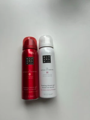Rituals duschmousse duo - Två foaming shower gels från Rituals: The Ritual of Ayurveda i röd flaska och The Ritual of Sakura i vit flaska. Båda är i metallförpackning och innehåller 50 ml vardera. Perfekt för dig som vill ha lyxig duschupplevelse med olika dofter. Säljer dem även separata sätt priset i annonsen är för båda tillsammans.