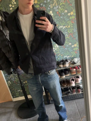 Overshirt - Riktigt stilren overshirt från Zara. Bra mörkblå färg som passar till en chill outfit men även en lite mer uppdressad stilren outfit.