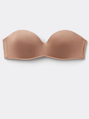 Intimissimi Beige axelbandslös bh - Säljer en beige axelbandslös bh med push-up och avtagbara axelband. Perfekt under toppar med bara axlar. Bh:n har en enkel och stilren design utan synliga detaljer. Materialet känns mjukt och följsamt mot huden. Går att ändra vart man vill att axelbandet ska sitta där bak! Säljer då den inte passsar, storlek 70b! Använd fåtal gånger och är i fint skick! Lappen är avklippt!