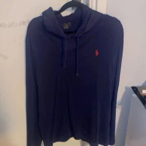 Ralph Lauren hoodie - Tunn - Säljer denna riktigt snygga Ralph Lauren hoodie i ett tunnt och bekvämt material | Skick 9/10 | Skriv vid fler funderingar 🙌🏼