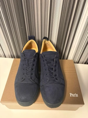 Mörkblå christian louboutin skor - Säljer ett par mörkblåa christian louboutin skor i storlek 44. Skorna är använda men har mycket kvar att ge. Finns en defekt på vänstra skon men inget som märks/syns av när man går. Inga skador inuti eller sådant! Medföljer både original box samt dustbag. Pris kan diskuteras!