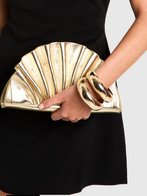 Guldig snäckformad clutch - Gulidig clutch från boohoo, helt perfekt till bal eller utekväll. Den är oanvänd med prislapp kvar.