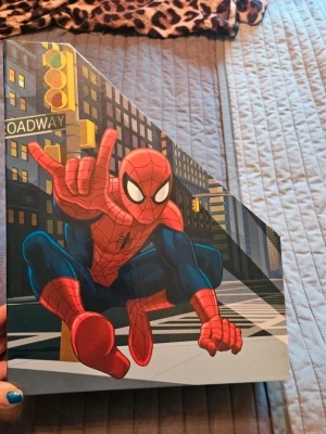 Spider-Man tidningsställ Marvel - Tidningsställ i kartong med motiv av Spider-Man från Marvel Ultimate Spider-Man. Färgerna är blå, röd och gul med cool serietidningsdesign och tryck på båda sidor. Perfekt för att organisera tidningar, papper eller serier i hyllan.
