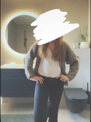 Vit body  - Säljer en fin vit body med vadderade kupor från Gina som bara är använd en gång. I storlek xs. Skriv om frågor💗