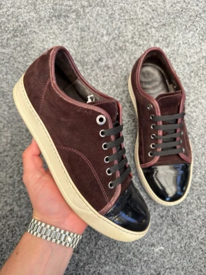 Lanvin uk6 vinröd - Säljer dessa sjukt feta vinröda lanvins. Riktigt fet och sällsynt färg! Perfekta sommarskor! Size uk6 som motsvarar 40-41! Innersula 27cm. Skick 8,5/10. Nypris 5000kr mitt pris 2199kr kan gå ner i pris vid snabb affär! Dustbag ingår! Hör av dig vid intresse 🤩