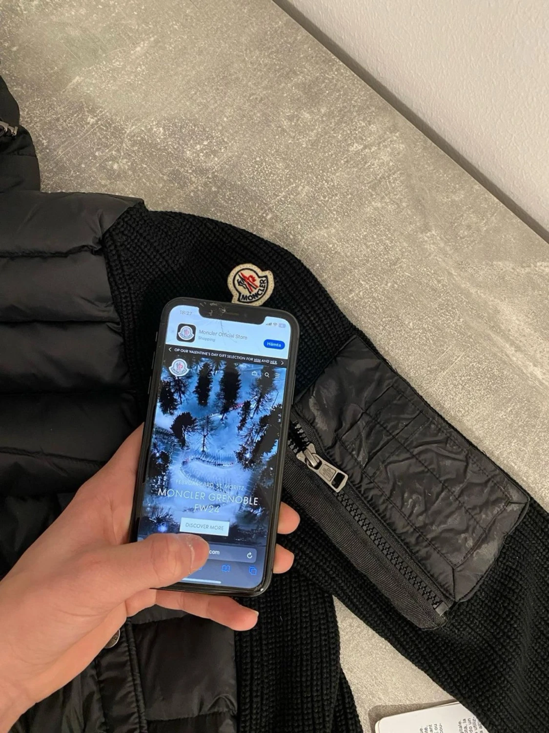 Svart dunväst med huva från Moncler - 4