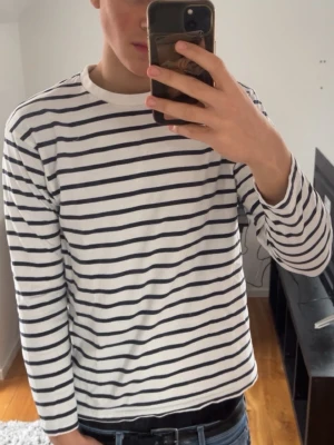 Randig långärmad tröja Springfield - Säljer en vit svart randig tröja från springfield. Den är i mycket bra skick. Har ej varit använd mer än 1 gång. De är en storlek M men skulle säga att den är en S. Modellen i bilden är 188cm lång och väger 74kg( Skriv gärna om du har några frågor så svarar jag SNABBT)