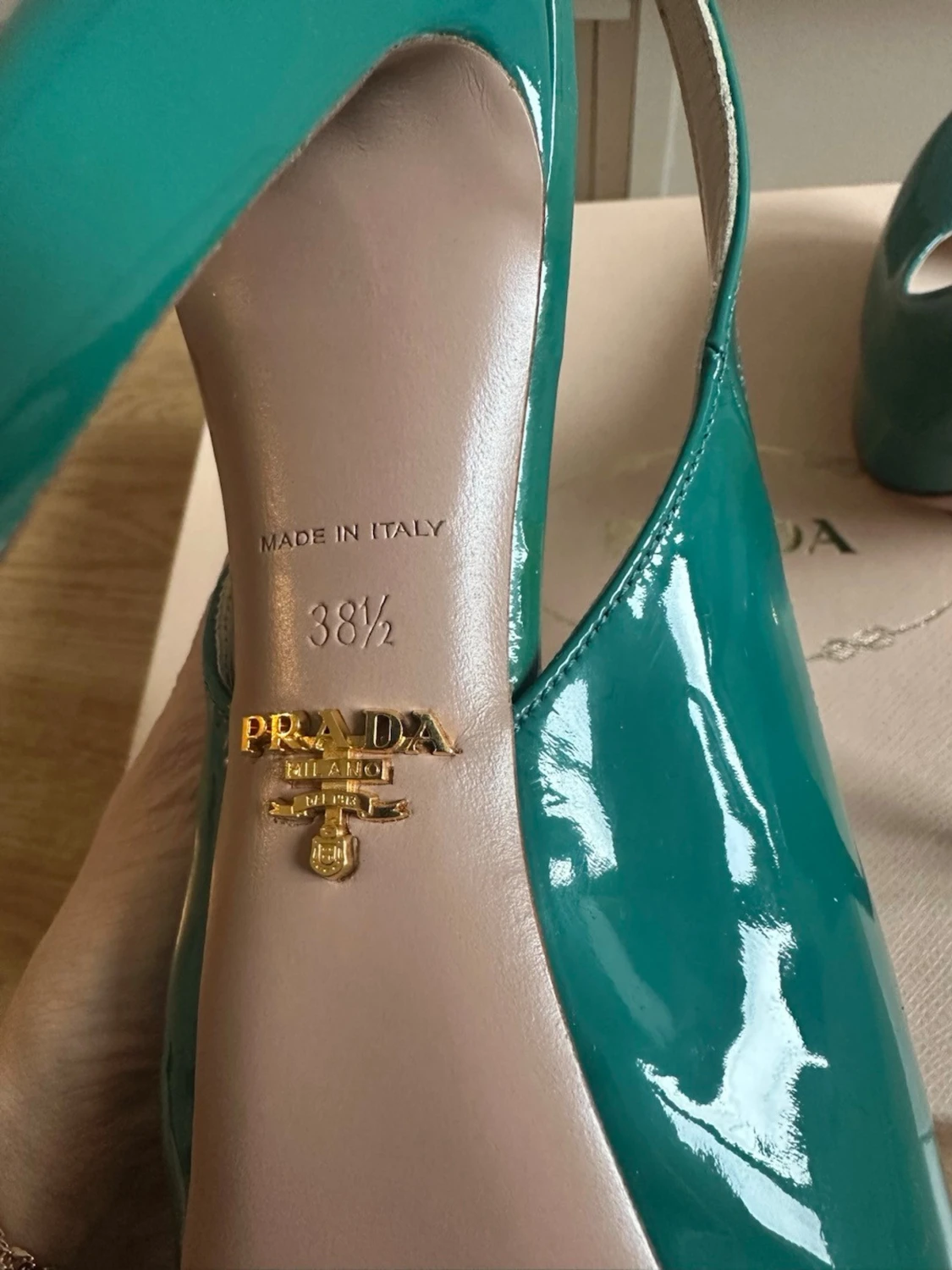 Petrol lackpumps från Prada - 6