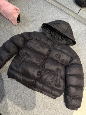 Suvene black puffer jacket - Size L, true to size. No stains or damage, very new!