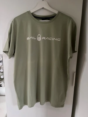 Grön Sail Racing t-shirt - Snygg ljusgrön t-shirt från Sail Racing.