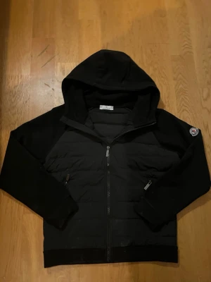 Svart jacka från Moncler - Säljer en helt ny Moncler jacka som passar perfekt till våren och är enkel att matcha. Hör av er vid intresse. Priset går att diskutera.