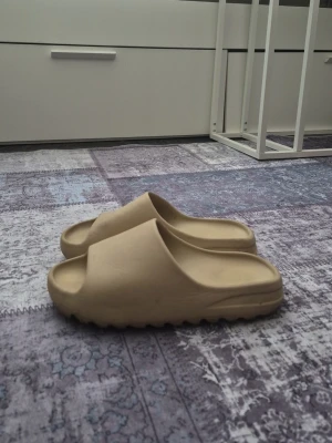 Äkta yeezy slides - Äkta yeezy slides jag köpt här på plick (har kollat att de är äkta)