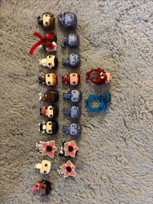 Stranger Things kinder Joy  - Säljer ett gäng av gubbarna från kinder Joy serien Stranger things. För priset får du alla som är på bilden förutom den med rött sträck över. Jag säljer alla tillsammans 