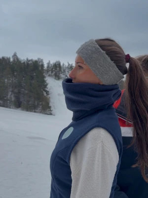 Polarsilken Buff - Denna buff har en insida av silkestyg vilket gör:          -Sminket förstörs inte ute i skidbacken                        -Silke är ett fuktabsorberande material-> Buffen blir it lika blöt och kall.                                                            -Silke är mjuk och len för hyn vilket gör att du it blir röd och irriterad i ansiktet efter en lång dag i skidbacken