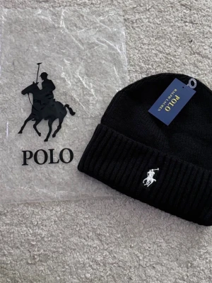 Ralph Lauren Mössa - Ny & Oanvänd - Perfekt, Helt ny och oanvänd Ralph Lauren mössa. Passar jätte bra och är väldigt skön. Skickas samma dag som köp!