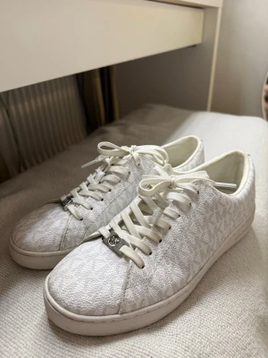 Michael Kors Skor - Michael Kors skor köpta på Vinted. Säljs pga att dom inte passar mig i storlek. Pris går att diskutera 🌸