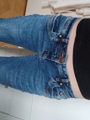 Blå LTB Valerie Jeans - Äkta LTB jeans❤️ Sparsamt använda och inga defekter❤️ W28 L30, skulle säga att de passar en större S och vanlig M då de är för stora på mig❤️ 156cm som referens och skulle säga att 160cm-163cm är bästa längd till jeansen❤️  Djur och rökfritt hem!!