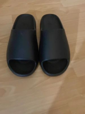 Yeezy Slides - Säljer ett par svarta yeezys helt oanvända  