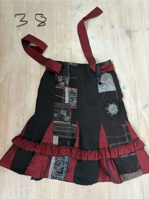 Gothic Patchwork kjol med knytband - Gothic kjol i storlek 38. Väldigt snygg och unik. bara använt den en gång.