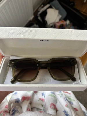 Chimi 04 green - Så snygga sparsamt använda🖤 Inga repor eller så på glasögonen, lådan däremot har klämts i en väska så den sitter snett men stängs och fungerar precis som vanligt.
