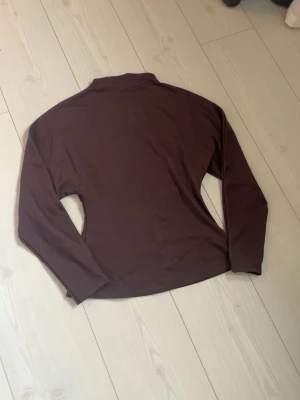 Brun långärmad tröja - Super fin tröja som är formad i midjan