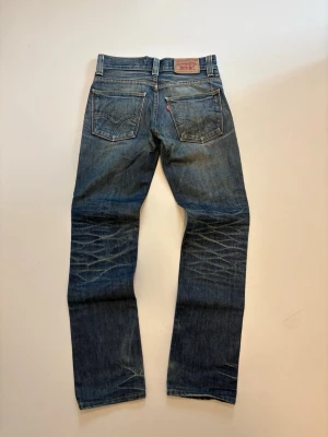 Vintage Levis jeans - Vintage Levis jeans 100% cotton //  Mycket bra skick //  Modell:511 slim sitter mer som en tapered/flared  fit //  Storlek W29 L32 //  Mått  Midja bredd 38cm  Längd 103cm  Innerben längd 79cm  Lårvidd 26cm  Benöppning 18cm  Skriv vid minsta fråga eller fundering🤝