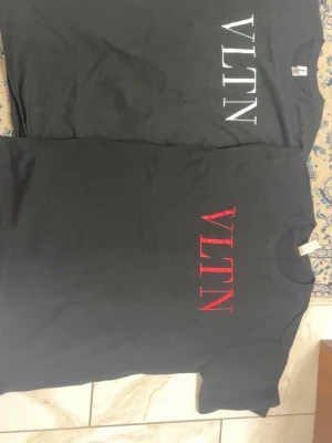 Valentino t-shirt - Två VLTN t-shirts från Caribbean Seal. OBS – inte från Valentino. Storlek XL men passar mer som L. Helt nya. Säljs tillsammans för 500 kr.