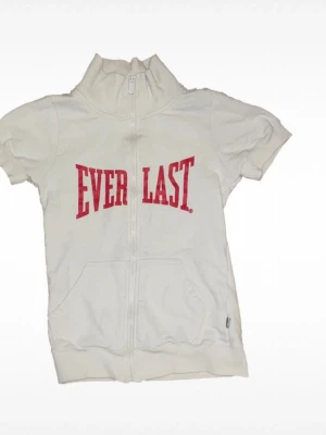 Snygg tröja - Jättesnygg tröja från Everlast i bra skick!! Använd fåtal gånger och säljer då den nt riktigt är min stil längre.  Skriv vid frågor och pris kan diskuteras ❣️❣️