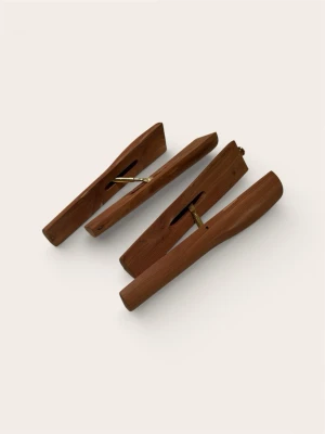 Stövelsträckare / Stövelstöd i Cederträ – 1 par - Säljer ett par högkvalitativa stövelsträckare i äkta cederträ. Cederträ är ett naturmaterial som naturligt absorberar fukt, motverkar dålig lukt och bevarar stövlarnas form på ett skonsamt sätt.  Material: Äkta cederträ med fjädrande metallmekanism.  Antal: 1 par (2 st stöd bestående av totalt 4 trädelar).  Skick: Fint skick och fullt fungerande. Kommer från ett rök- och djurfritt hem.  Pris: 299 kr.  Finns i Bromma. Snabb och smidig affär prioriteras.