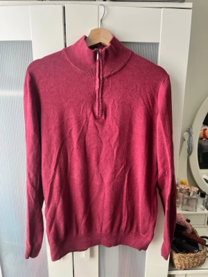 Half / quarter zip från dressman - 1/4 zip från dressman I vinröd / röd färg Storlek L I mycket bra skick Skicka meddelande vid några funderingar Kolla gärna även in mina andra annonser