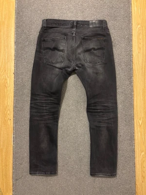 Nudie Jeans - Grim Tim - Säljer ett par feta Nudie Jeans! | Snygga fades runtom jeansen! | Modell: Grim Tim, Dark Days | Storlek W33 L 30 Mått: A: ≈47cm, B:≈102cm| Hör av vid funderingar, pris kan diskuteras