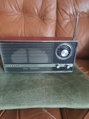 Vintage Luxor radio– 1960-tal - Säljes:  Äldre Luxor radio, troligen från 1960-talet. Klassisk svensk design med rattar och teleskopantenn. Radion är ej testad då jag saknar rätt batteri/strömförsörjning och säljs därför i befintligt skick som renoveringsobjekt eller samlarföremål. Skick:  normalt ålders- och bruksslitage, Originalrattar och antenn. Yttre skick enligt bilder.  Observera:   Funktion kan ej garanteras! Ingen retur!  Perfekt för samlare, retroinredning eller den som vill renovera en klassisk svensk radio