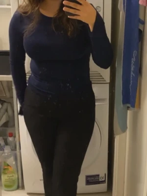 Mörkblå långärmad topp - En enkel och stilren mörkblå långärmad topp med tight passform. Perfekt att matcha med jeans eller kjol för en clean look. Tillverkad i mjukt material som sitter skönt mot kroppen.