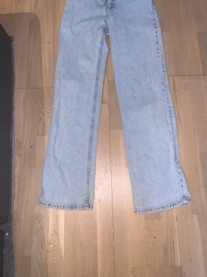 Ljusblå raka jeans från Lindex - Säljer ett par ljusblå jeans från Lindex i rak modell. Jeansen har klassisk femficksdesign och är tillverkade i denim med snygg tvätt. Perfekta för en avslappnad och simpel look!