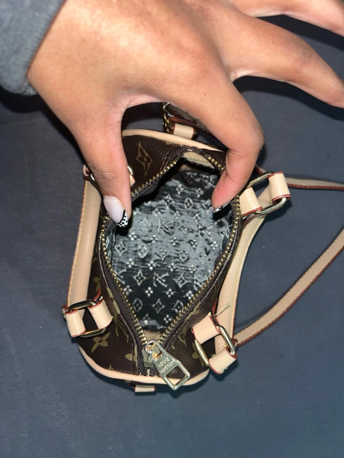 Louis Vuitton Monogram Mini Handväska fake! - 2
