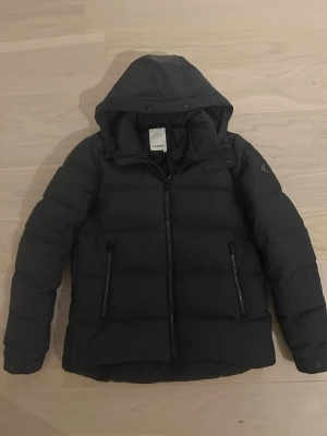 J.Lindberg jacka  - Jätte fint skick. Storlek L passar M. Nypris 5000 mitt pris 2199. Priset går att diskutera. Hör av er vid minsta lilla fundering! 