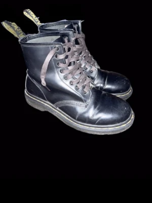 Dr Martens kängor - Dr Martens kängor i bra skick. Har några få sprickor fram men är i allmänt bra skick. Storlek 39 och är mycket bekväma. Skosnörena är inte orginal. Köptes nya av mig för cirka 1500kr tror jag.