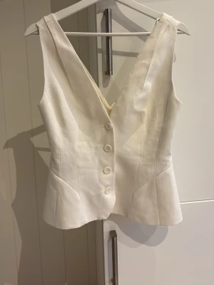 Linnetopp - Säljer en sjukt snygg linne topp från Zara  och den är helt oanvänd med prislappen på. 